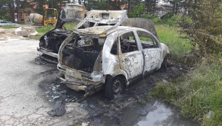 106386_pljevlja-pozar-na-automobilima-u-krugu-bolnice-foto-pljevaljski-portal_f